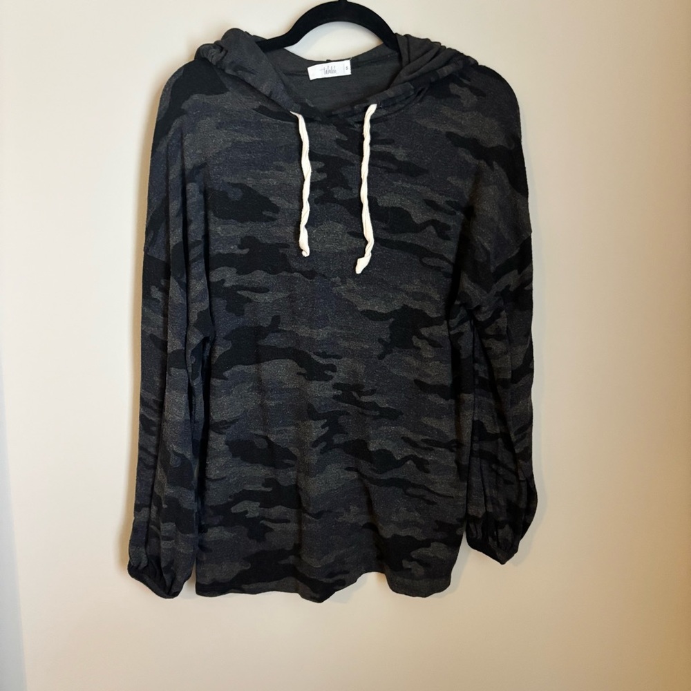 TALULAH Black and Gray Camouflage Hoodie